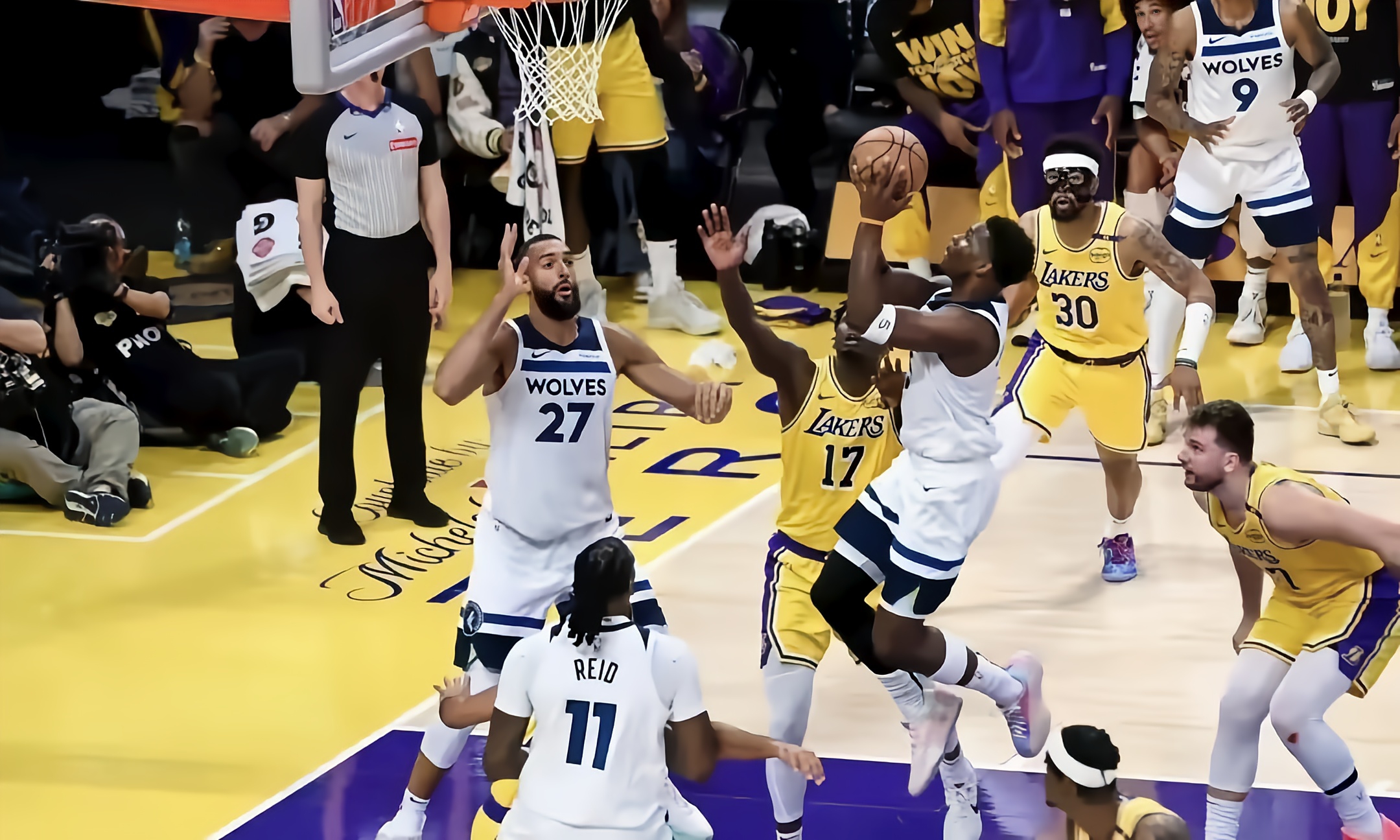 赛后洛杉矶快船扳平良机：NBA常规赛节点到来，质疑声仍在，更衣室氛围转暖的简单介绍